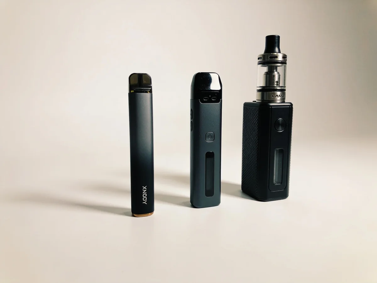 Auswahl verschiedener Vape-Geräte, Beispiel